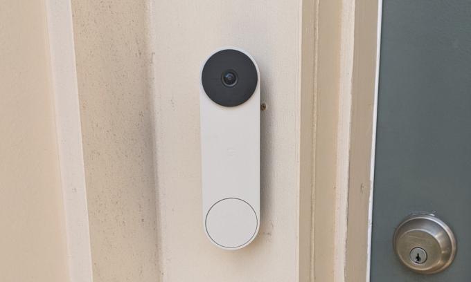 Установлен беспроводной умный дверной звонок Google Nest