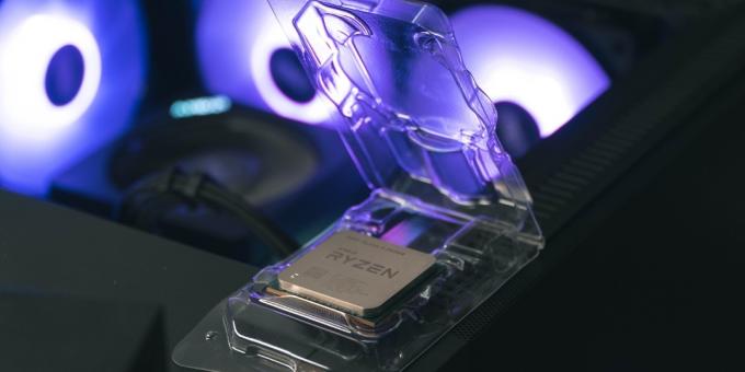 Процессор AMD Ryzen размещен на корпусе ПК с синей подсветкой на заднем плане