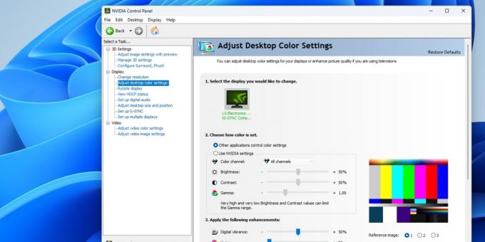 „Windows 11“ darbalaukio ekrano kopija su „Nvidia“ valdymo skydelio langu