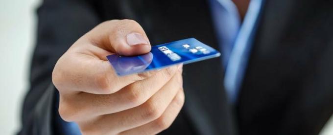 Bank-Büroangestellter-Bereitstellung-Kreditkarte