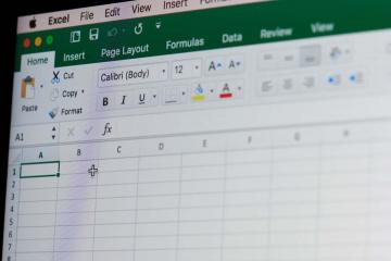 Cum să adăugați un rând total la o foaie de lucru Microsoft Excel