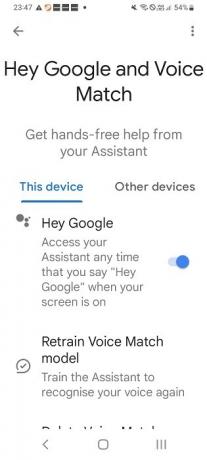 „Ok Google“ parinktis įjungta skiltyje „Šis įrenginys“, nurodant „Android“ telefoną.