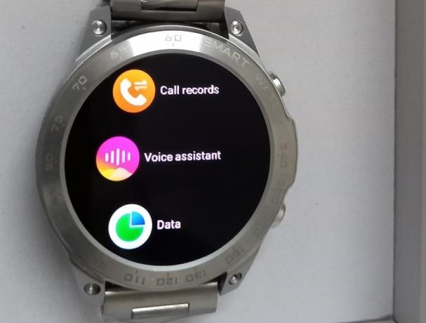 Atidarykite „Voice Assistant“ parinktį „Android“ išmaniajame laikrodyje.