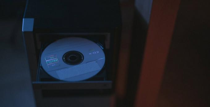 CD įdėtas į CD įrenginio rodinį.