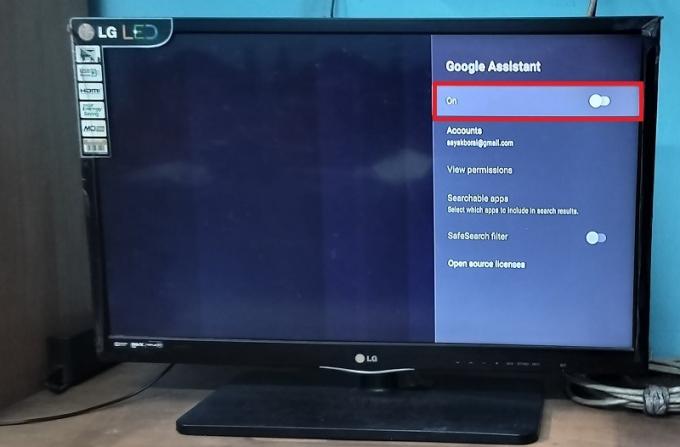 „Android TV“ rodomas „Google“ padėjėjas išjungtas.